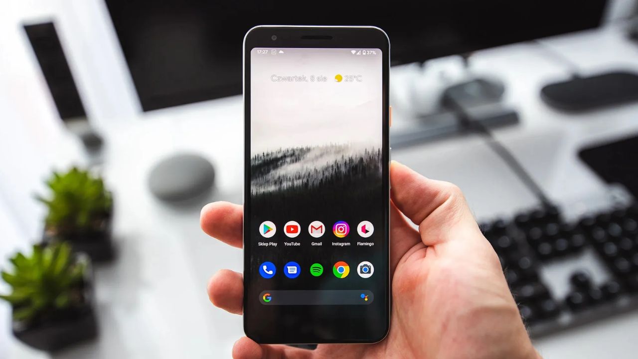 Best Phones for Parents & Elderly (Simple UI-Big Battery)